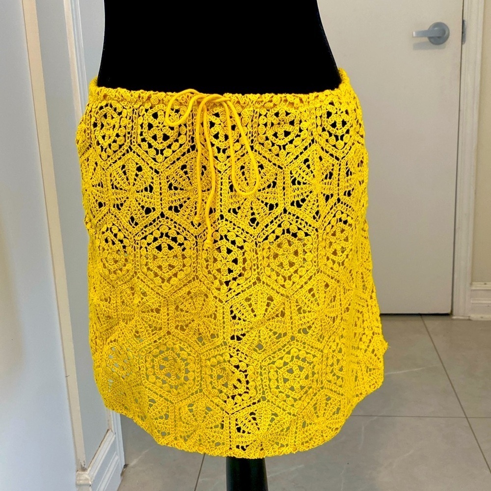 H&M Mustard Yellow Crochet Mini Skirt with adjust elastic waist Size Large